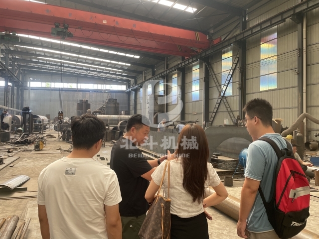 北斗機(jī)械實力引客！客戶實地考察炭化爐