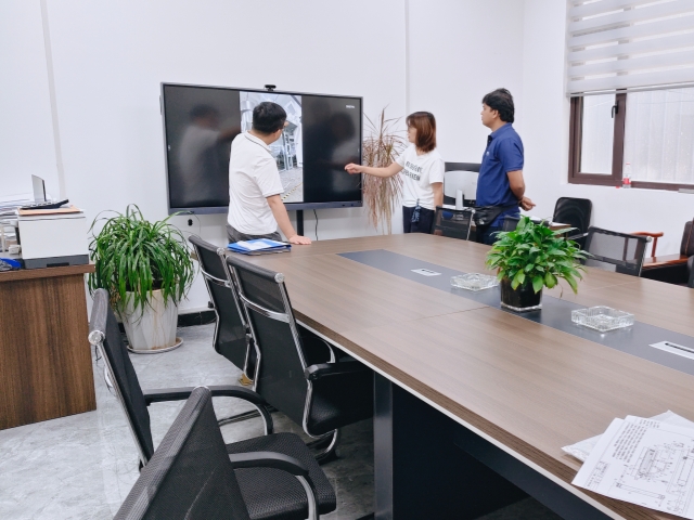 外商蒞臨廠(chǎng)區(qū)調(diào)研磋商炭化爐定制化技術(shù)方案