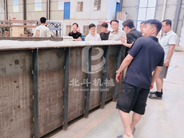 座談?wù)摲桨?實地驗設(shè)備 —— 客戶蒞臨鞏義北斗參觀考察
